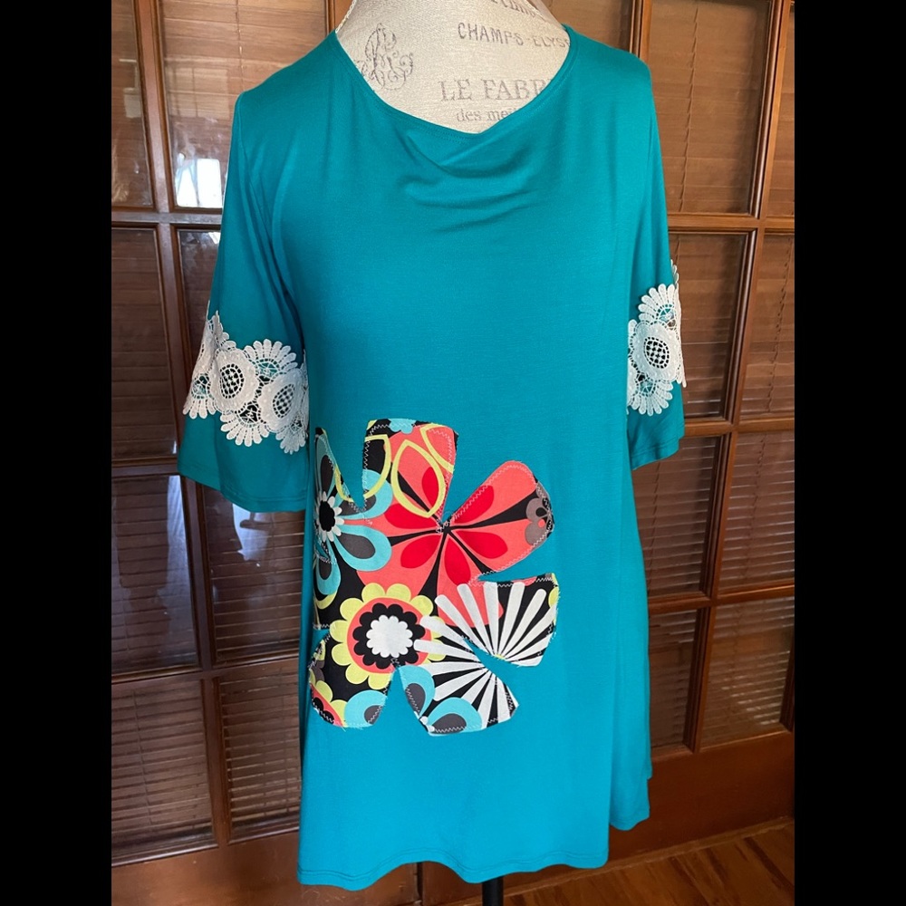 Bright tunic size M but fits like large